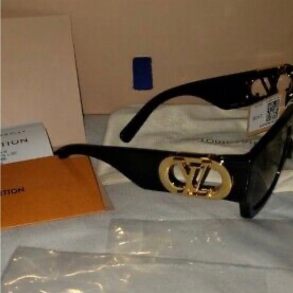 Louis Vuitton Womens sunglasses only worn once Excellent condition - Picture 9 of 9